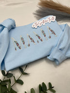 Floral MAMA Embroidered Sweatshirt – Soft Pastel Crewneck with Dainty Flower Letters