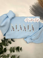 Floral MAMA Embroidered Sweatshirt – Soft Pastel Crewneck with Dainty Flower Letters