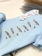 Floral MAMA Embroidered Sweatshirt – Soft Pastel Crewneck with Dainty Flower Letters