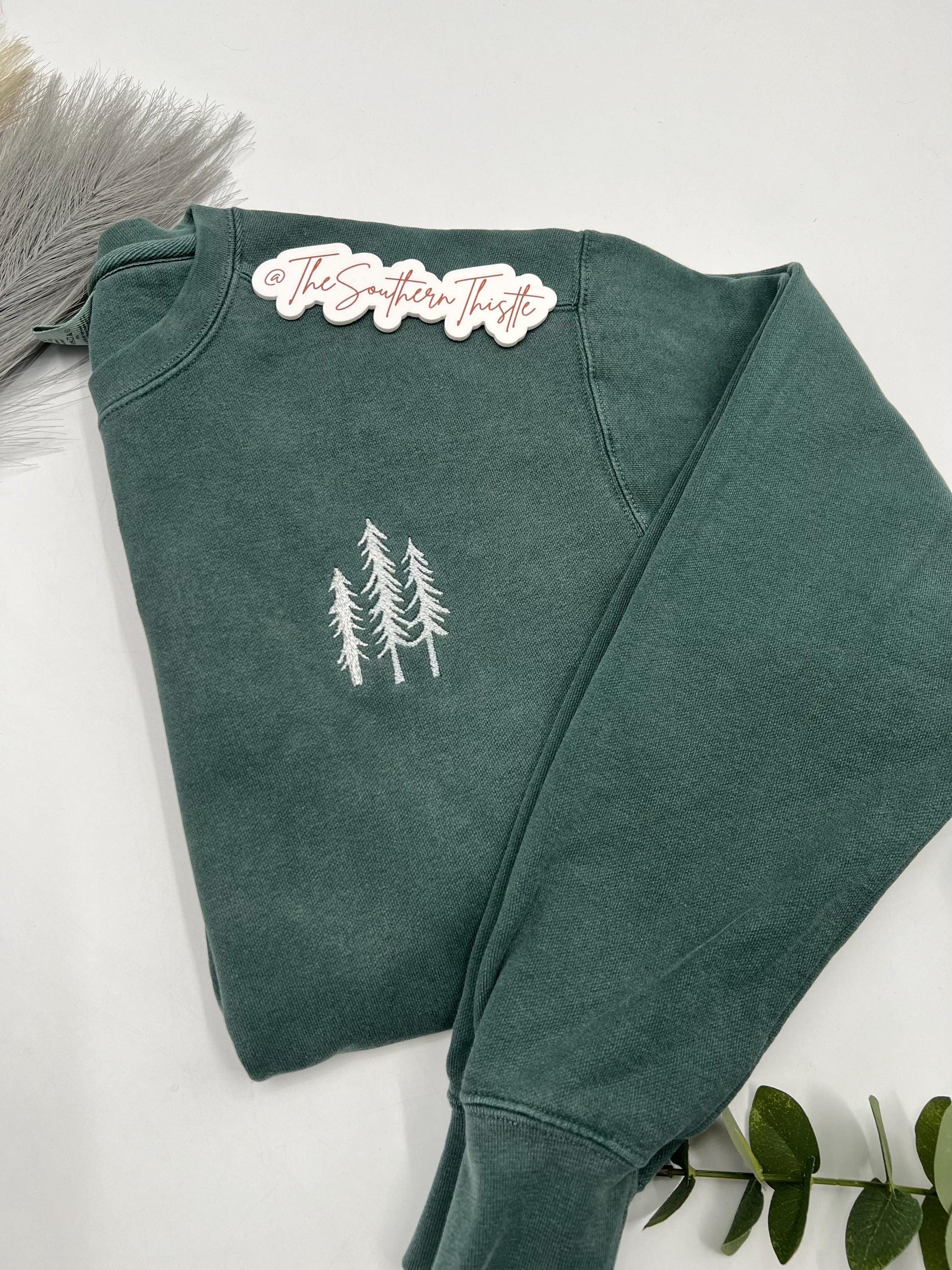 Minimalist Pine Tree Embroidered Sweatshirt – Cozy Outdoors Crewneck