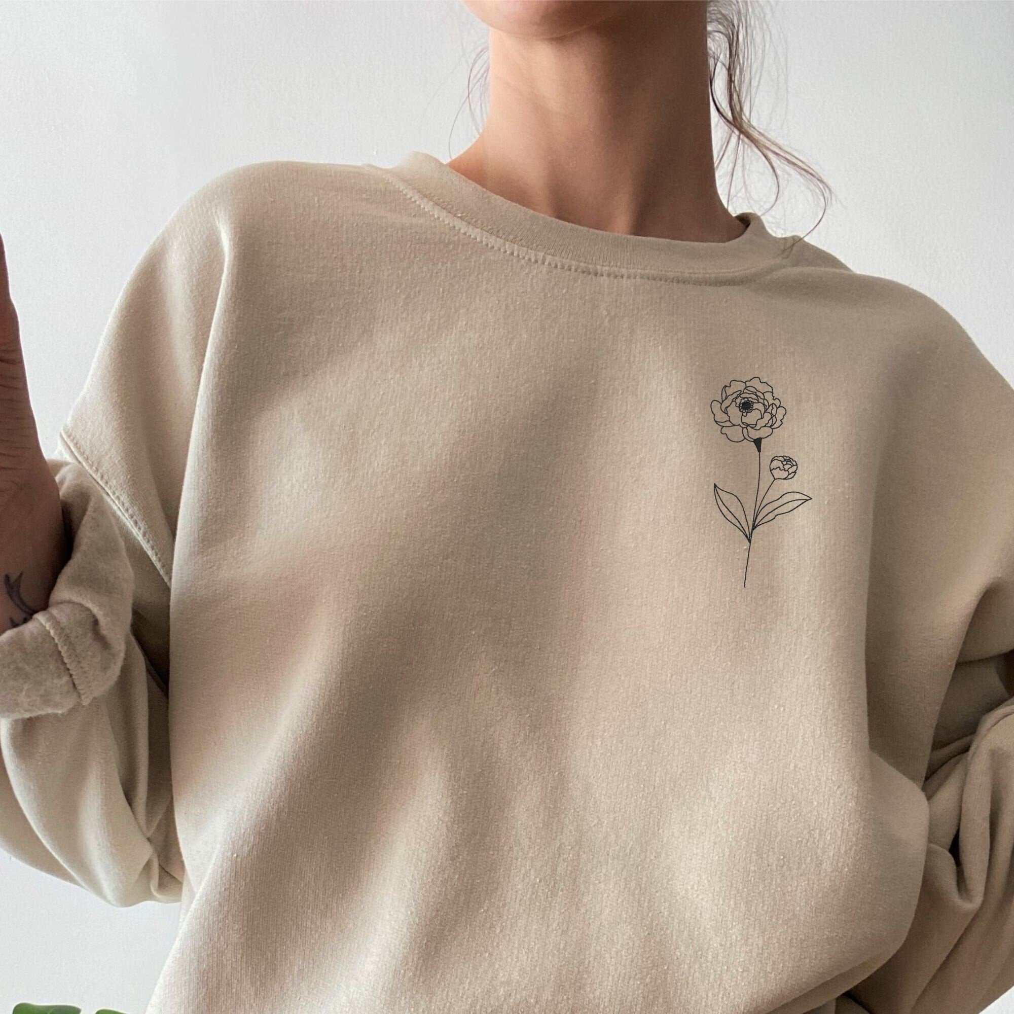 Birth Flower Embroidered Sweatshirt – Personalized Floral Crewneck