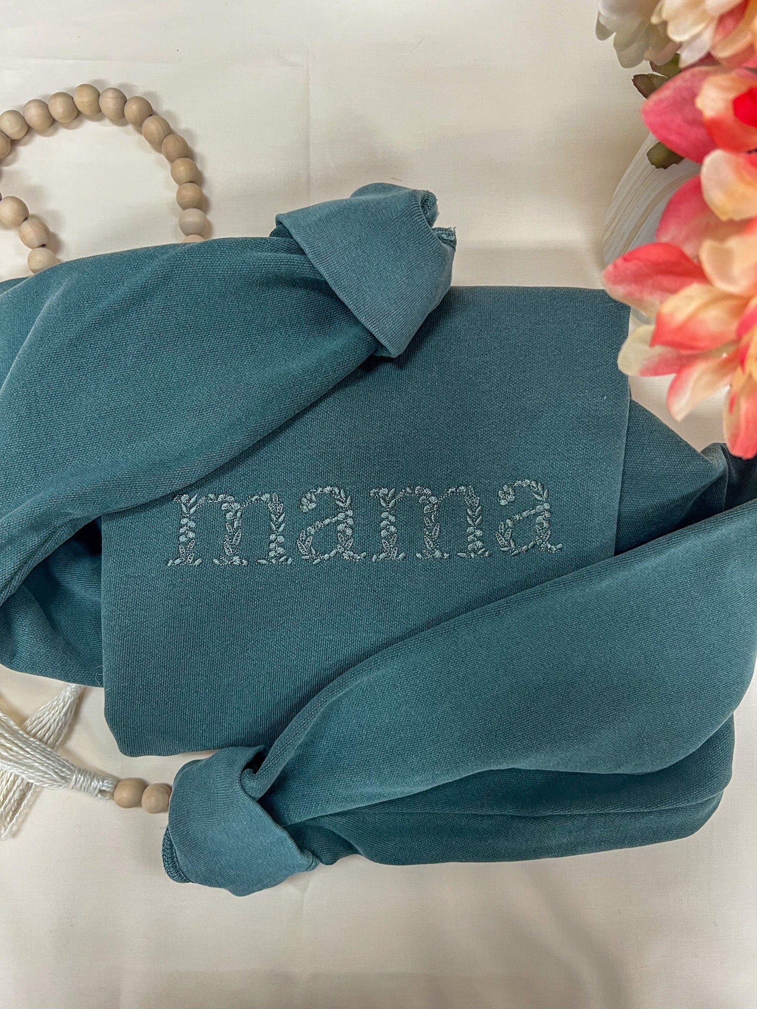 Floral Stitch Mama Embroidered Sweatshirt – Delicate Flower-Filled Lettering