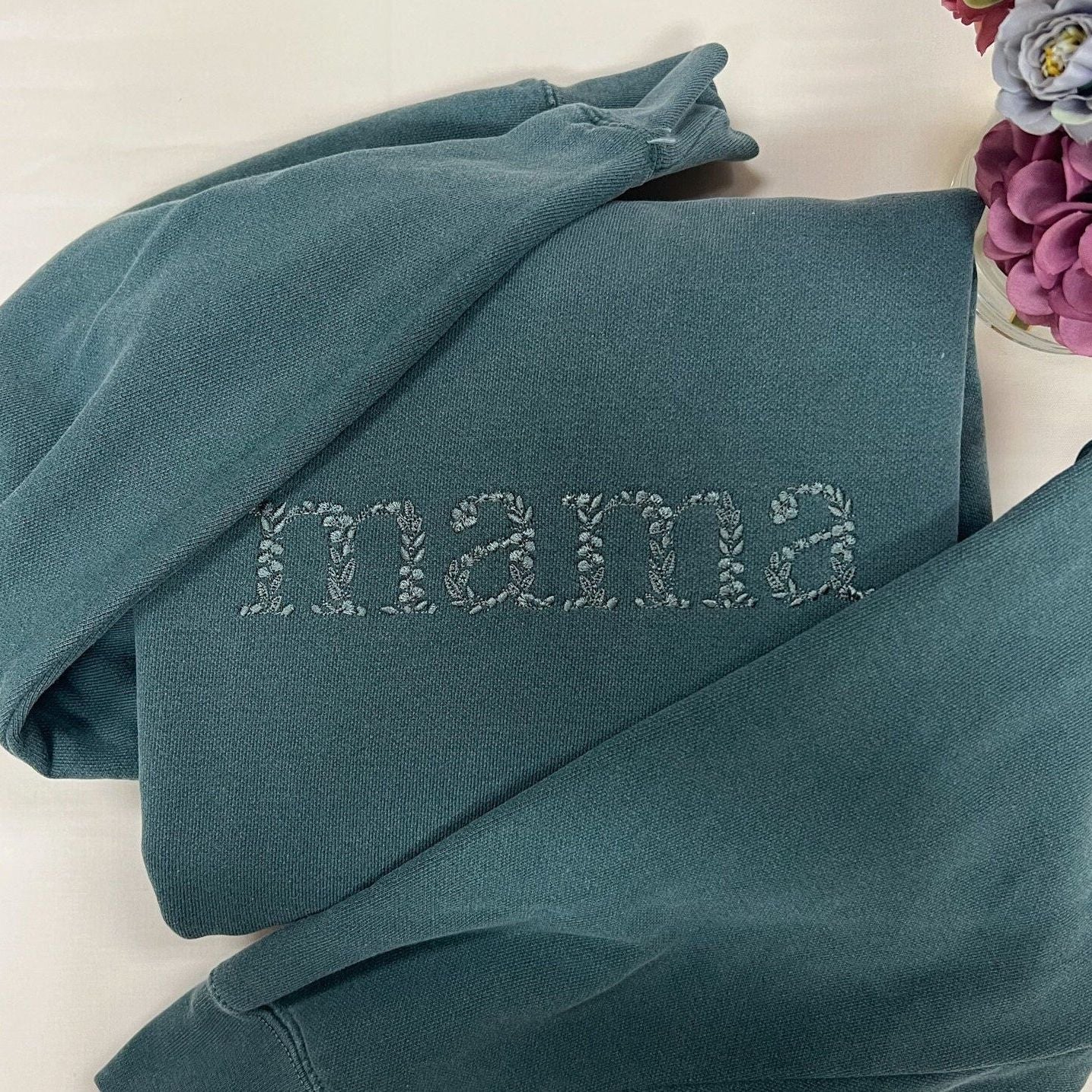 Floral Stitch Mama Embroidered Sweatshirt – Delicate Flower-Filled Lettering