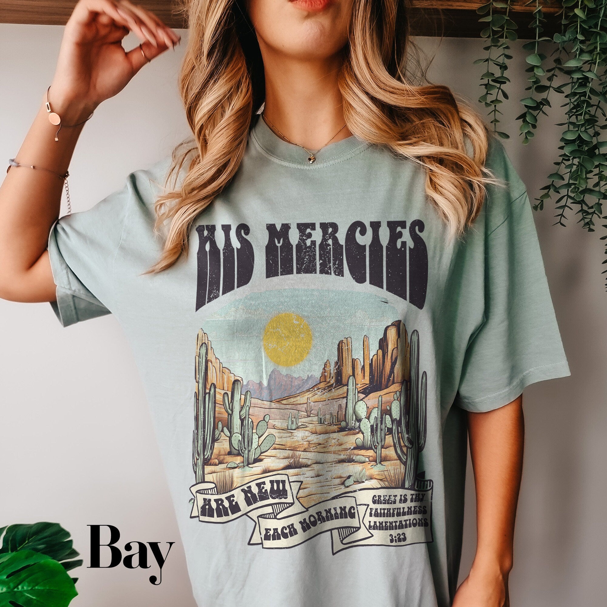 a woman wearing a t - shirt that says des merques